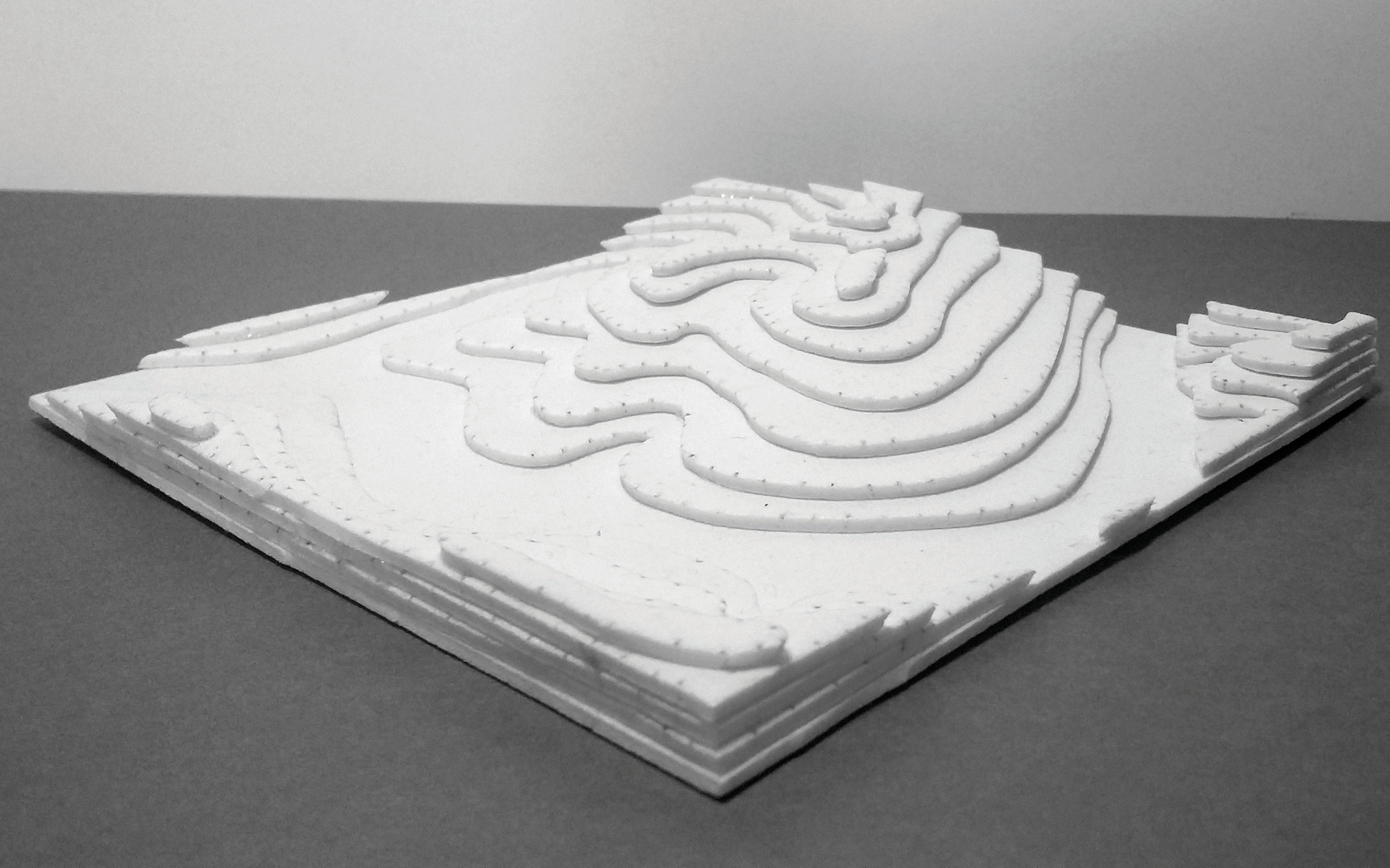 Maquete de grande curva do canal de um rio, com um morro em uma das margens.
