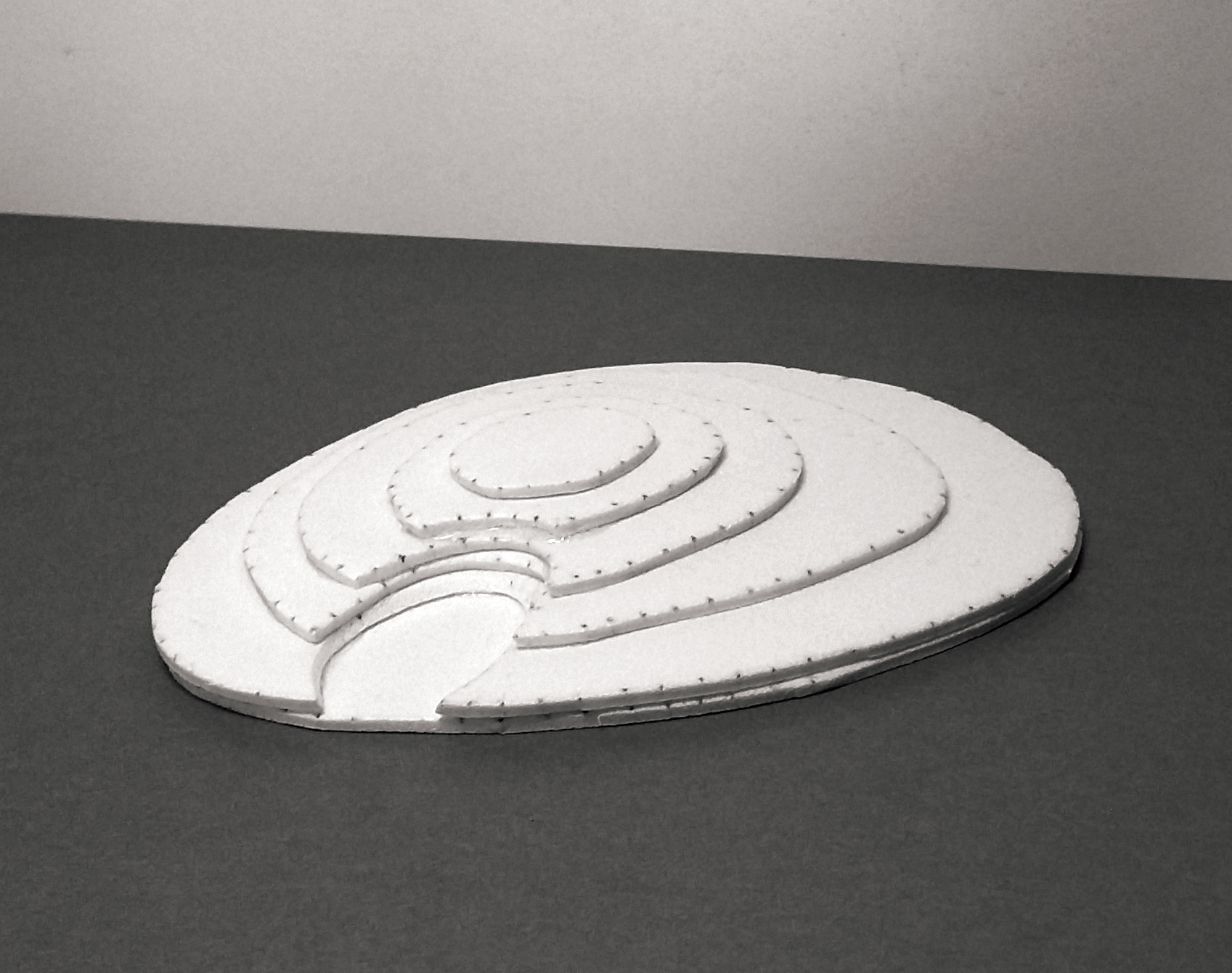 Maquete de um morro feita de camadas de EVA, em uma vertente há um grande buraco.